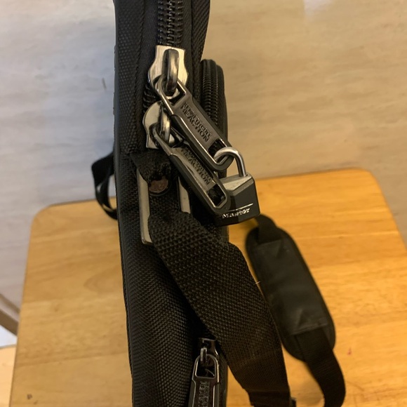 Kenneth Cole Reaction Crossbody Case - Picture 6 of 15